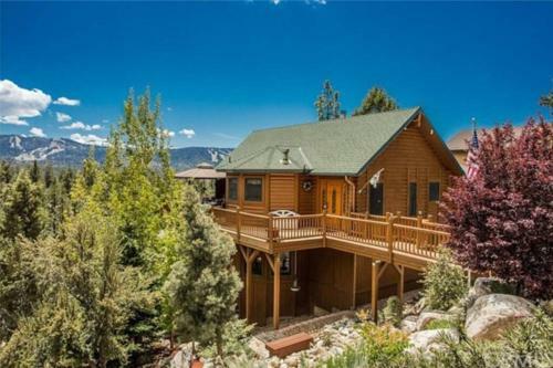 Peaceful Cabin Home With Breathtaking View!