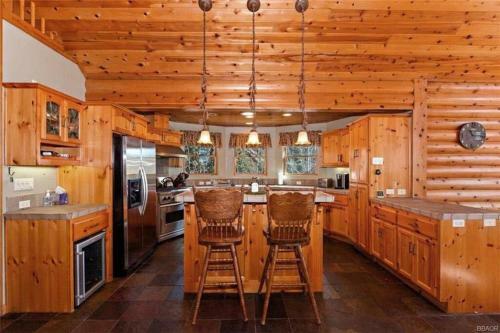 Peaceful Cabin Home With Breathtaking View!