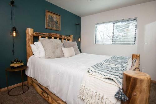 Romantic Family Getaway- With Playground & Firepit