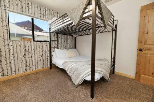 Romantic Family Getaway- With Playground & Firepit