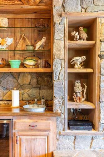 Nena's Nook Moonridge Log Mansion