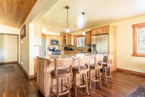 48 - Whispering Pines Lodge Home