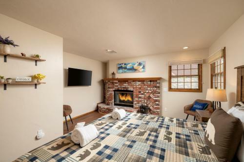 26 - Lakefront Chalet Home