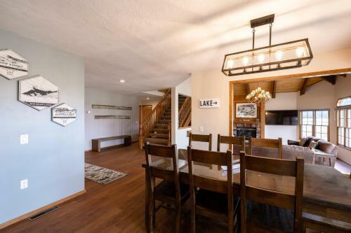 26 - Lakefront Chalet Home