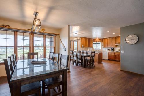 26 - Lakefront Chalet Home
