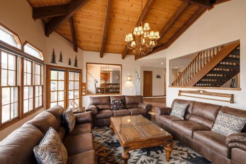 26 - Lakefront Chalet Home