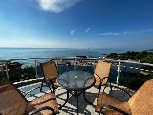 High-end Beachfront Apartment With Pool