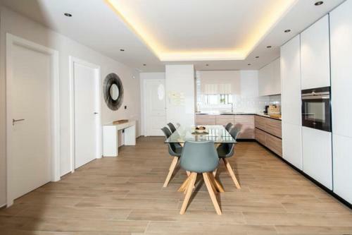 Abencerrajes Apartment By Apandgo