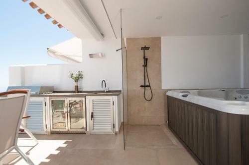Luxury 5-bed House With Jacuzzi Sea Views Pool
