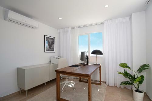 Luxury 5-bed House With Jacuzzi Sea Views Pool