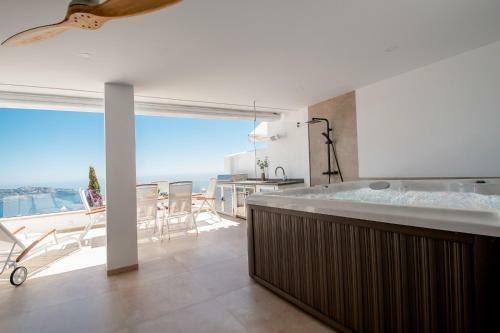 Luxury 5-bed House With Jacuzzi Sea Views Pool