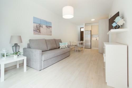 Modern And Spacious Apartment With Terrace And Swimming Pool