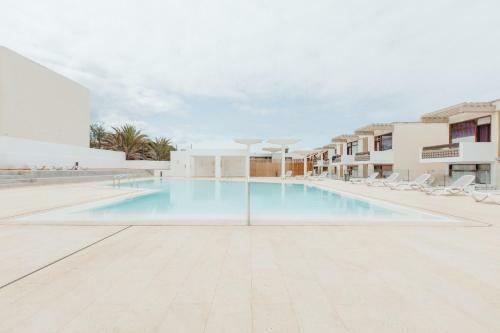 Modern And Spacious Apartment With Terrace And Swimming Pool