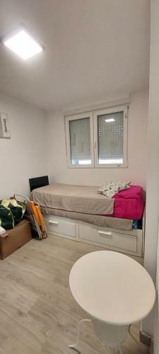 Apartamento Dos Dormitorios En Primavera Totalmente Reformado