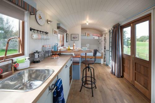 Cow Parsley Shepherd's Hut