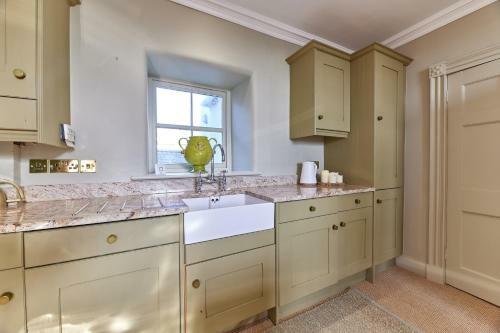 River View: Characterful Townhouse, Stunning Views