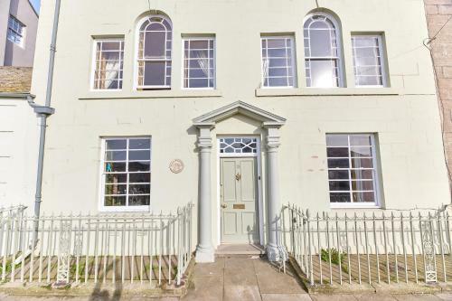 River View: Characterful Townhouse, Stunning Views