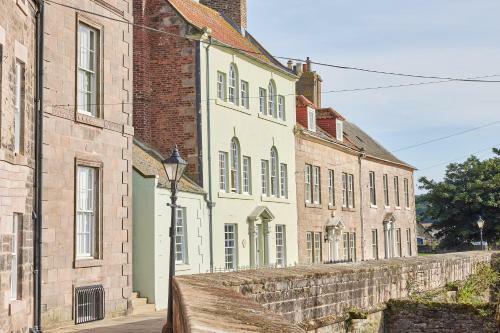 River View: Characterful Townhouse, Stunning Views