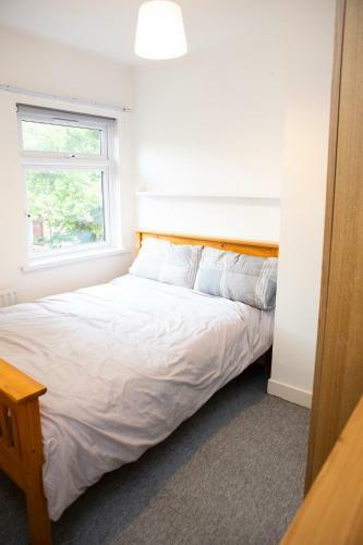 Cheerful 2 Bedroom House With Patio And Home Office
