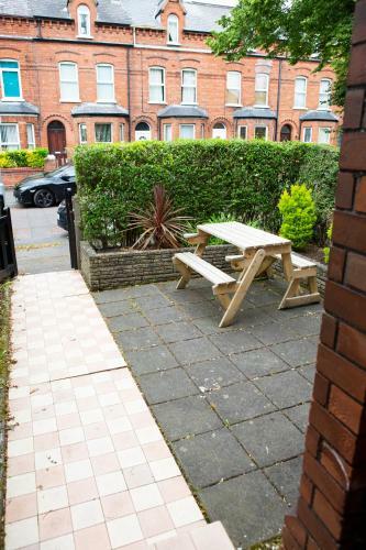 Cheerful 2 Bedroom House With Patio And Home Office