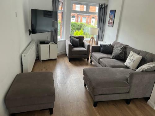 Cheerful 2 Bedroom House With Patio And Home Office