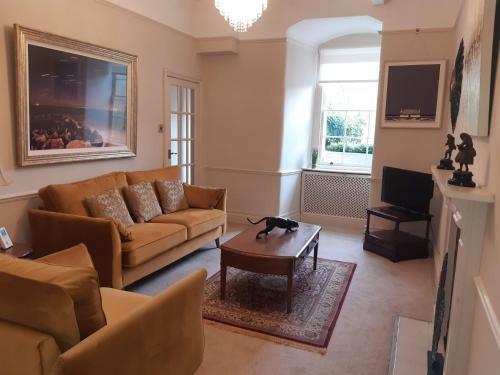 Royal Crescent Courtyard Apartment