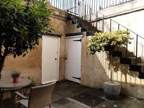 Royal Crescent Courtyard Apartment