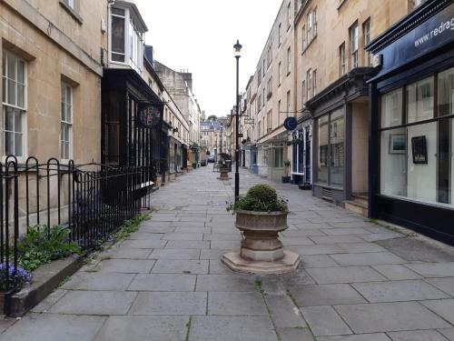 Royal Crescent Courtyard Apartment