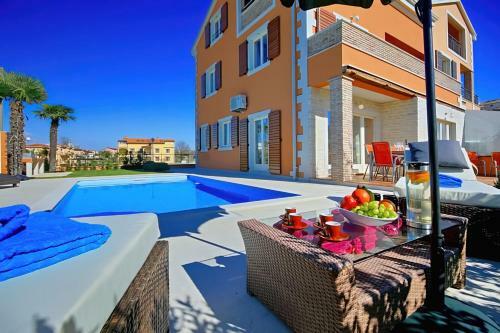 Romantic Villa Leon With Private Pool & 5 Bedrooms