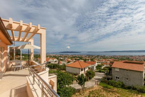 Apartments With A Parking Space Kastel Stari, Kastela - 19740
