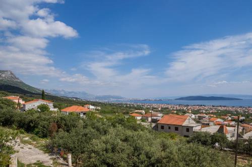 Apartments With A Parking Space Kastel Stari, Kastela - 19740