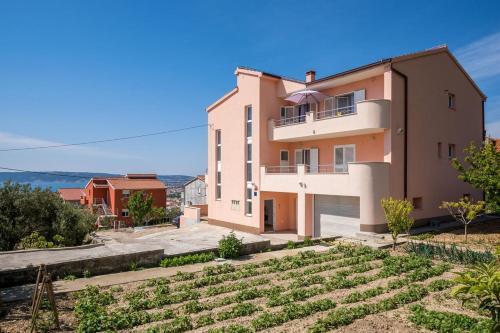 Apartments With A Parking Space Kastel Stari, Kastela - 19740