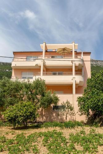 Apartments With A Parking Space Kastel Stari, Kastela - 19740