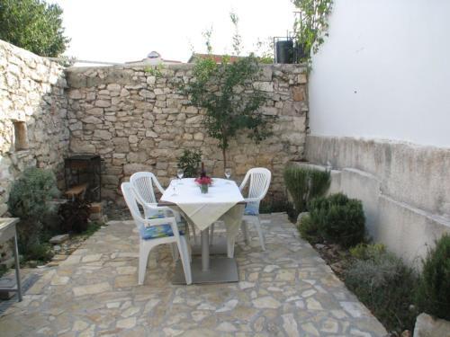 Cosy Apartment In Jezera With Garden