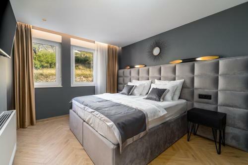Luxury Villa 7th Heaven With Heated Pool, Hot-tub, Gym, Panoramic Views On Town Split