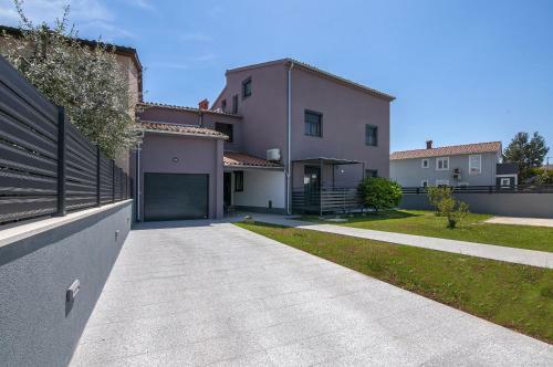 Lovely Apartments In Valbandon