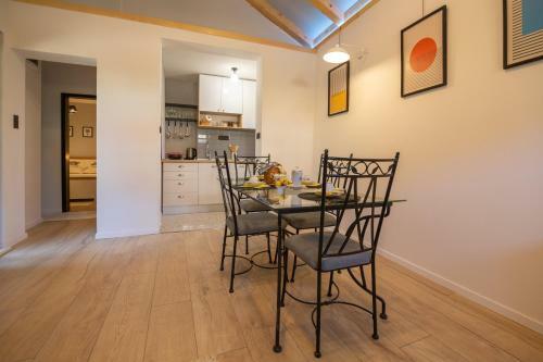 Central 2b Apartment With Private Parking