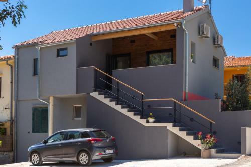 Central 2b Apartment With Private Parking