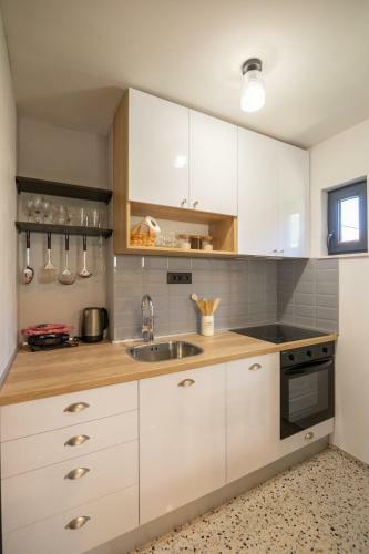 Central 2b Apartment With Private Parking