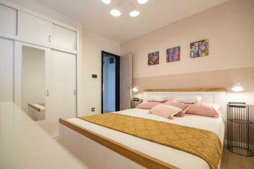 Central 2b Apartment With Private Parking