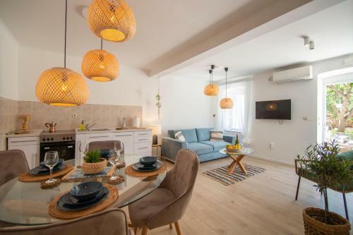 Apartments Mali Raj Komiza