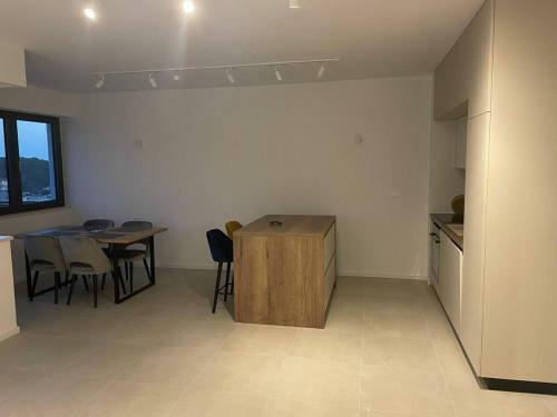 New Luxe Apartment With View