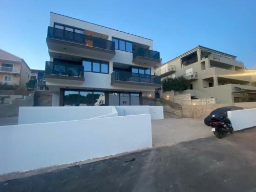 New Luxe Apartment With View