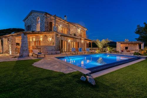Maison En Pierre Situ�e � L'entr�e De La Ville De Hvar