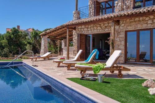 Maison En Pierre Situ�e � L'entr�e De La Ville De Hvar