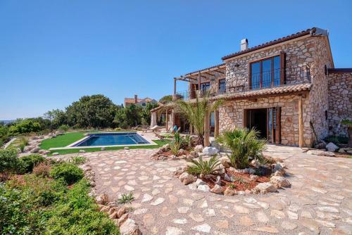Maison En Pierre Situ�e � L'entr�e De La Ville De Hvar