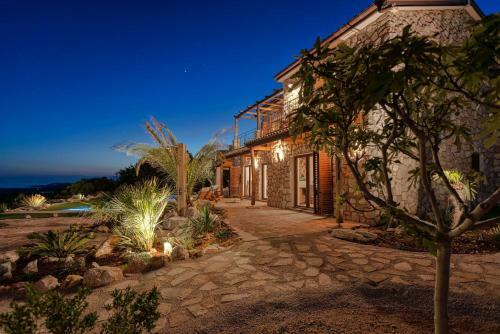 Maison En Pierre Situ�e � L'entr�e De La Ville De Hvar