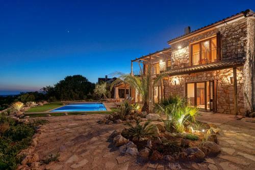 Maison En Pierre Situ�e � L'entr�e De La Ville De Hvar