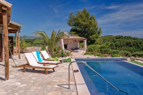 Maison En Pierre Situ�e � L'entr�e De La Ville De Hvar