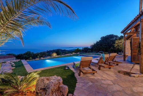 Maison En Pierre Situ�e � L'entr�e De La Ville De Hvar